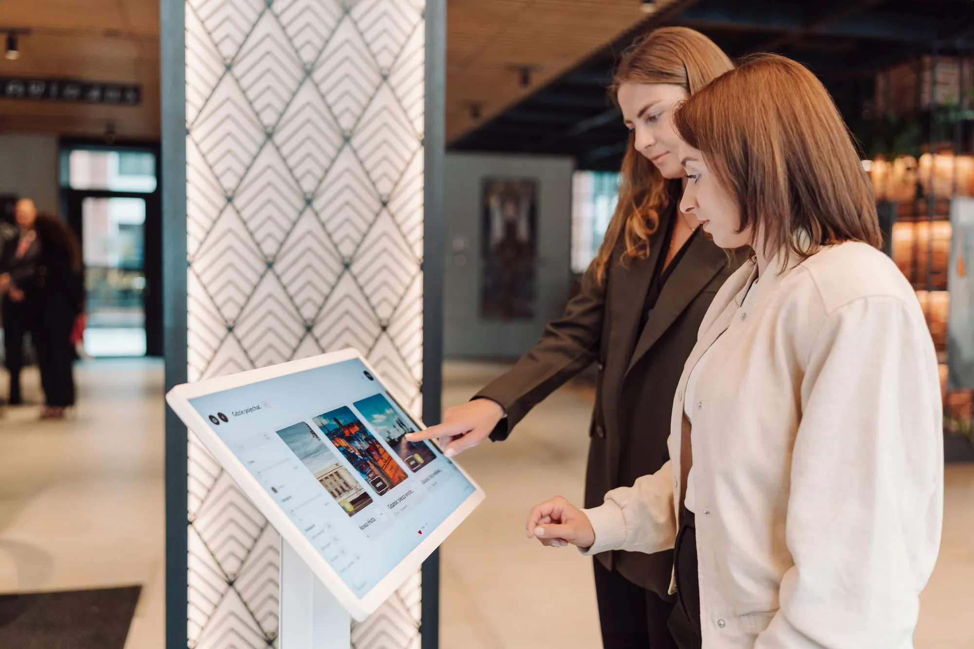 hotelspot – cyfrowy concierge w lobby hotelowym, kiosk samoobsługowy z ekranem dotykowym