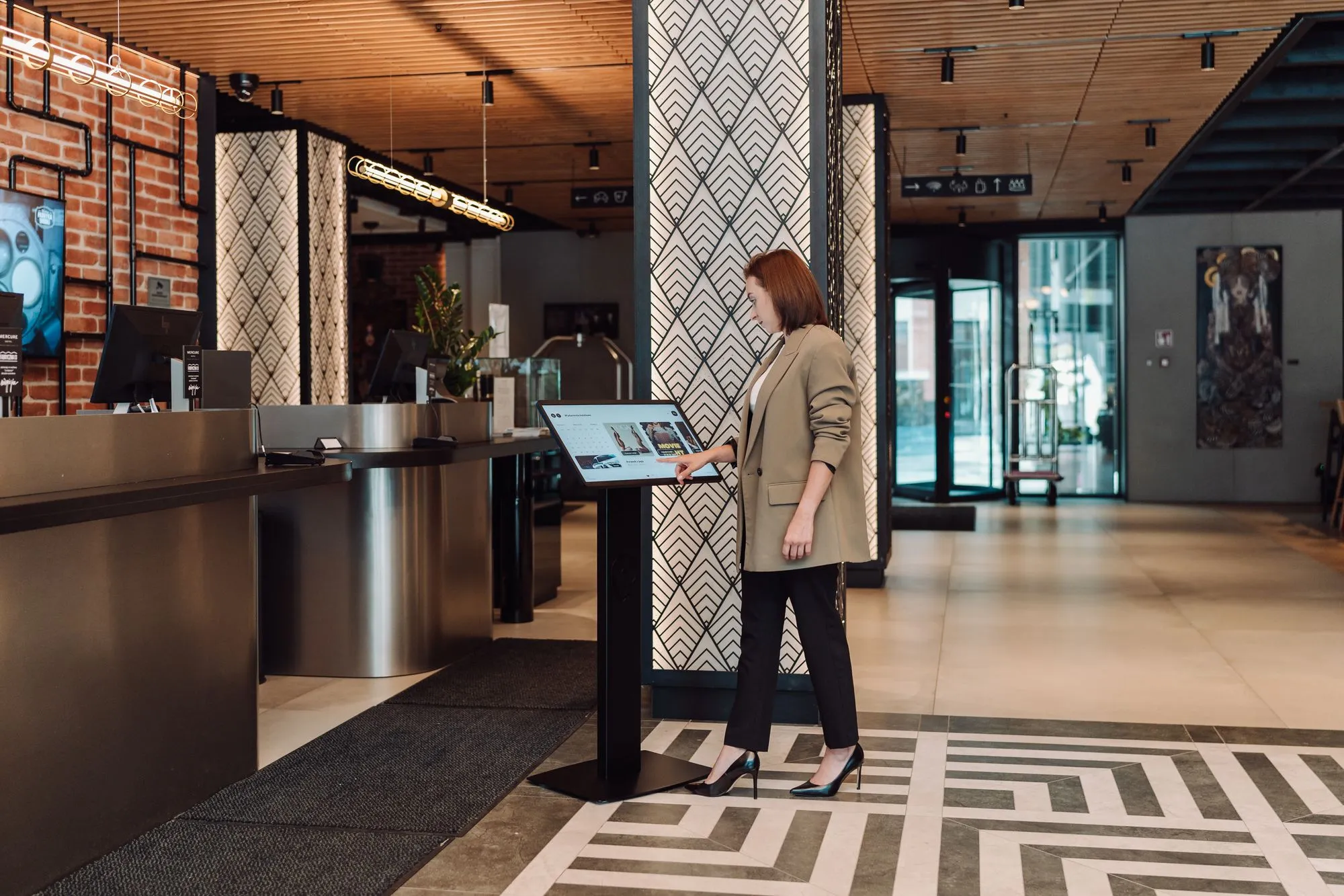Urządzenia hotelspot – interaktywne kioski samoobsługowe w recepcji hotelowej